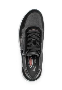 Zwart en grijs sport schoen met een bovenwerk van suede en mesh. Beschikt over een veter- en ritsluiting, een gevoerde binnenzool en een witte rubberen zool.