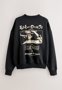 Sort sweatshirt med trykt design af en karakter, der holder et sværd. Tekst indeholder "ONE PIECE" og "MONKEY D. LUFFY" i fed skrift. Fremstillet i bomuldsblanding.