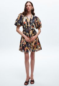 adL BALLOON SLEEVE V NECK  - Vapaa-ajan mekko - patterned camel