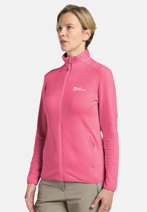 Roze ritsjack met textuurstof, opstaande kraag en zijzakken. Heeft een logo op de linkerkant van de borst.