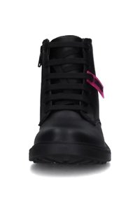 Stivaletto nero alla caviglia con una texture liscia, dotato di lacci e una fascia accentata rosa. Lo stivale ha una punta arrotondata e una suola spessa.