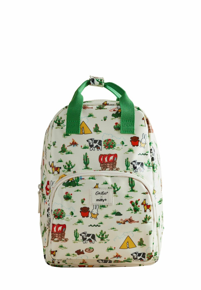 Dětský batoh s krémovou látkou, zdobený barevným potiskem zvířat a krajiny. Má zelené popruhy a přední kapsu na zip.