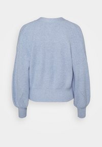 Suéter de punto azul claro con textura acanalada, mangas abullonadas y detalles intrincados a lo largo de las costuras de las mangas.