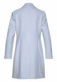 Ljusblå kappa med skräddarsydd design, långa ärmar, skärpt krage och en enda bakventil. Gjord av slät, strukturerad textil.