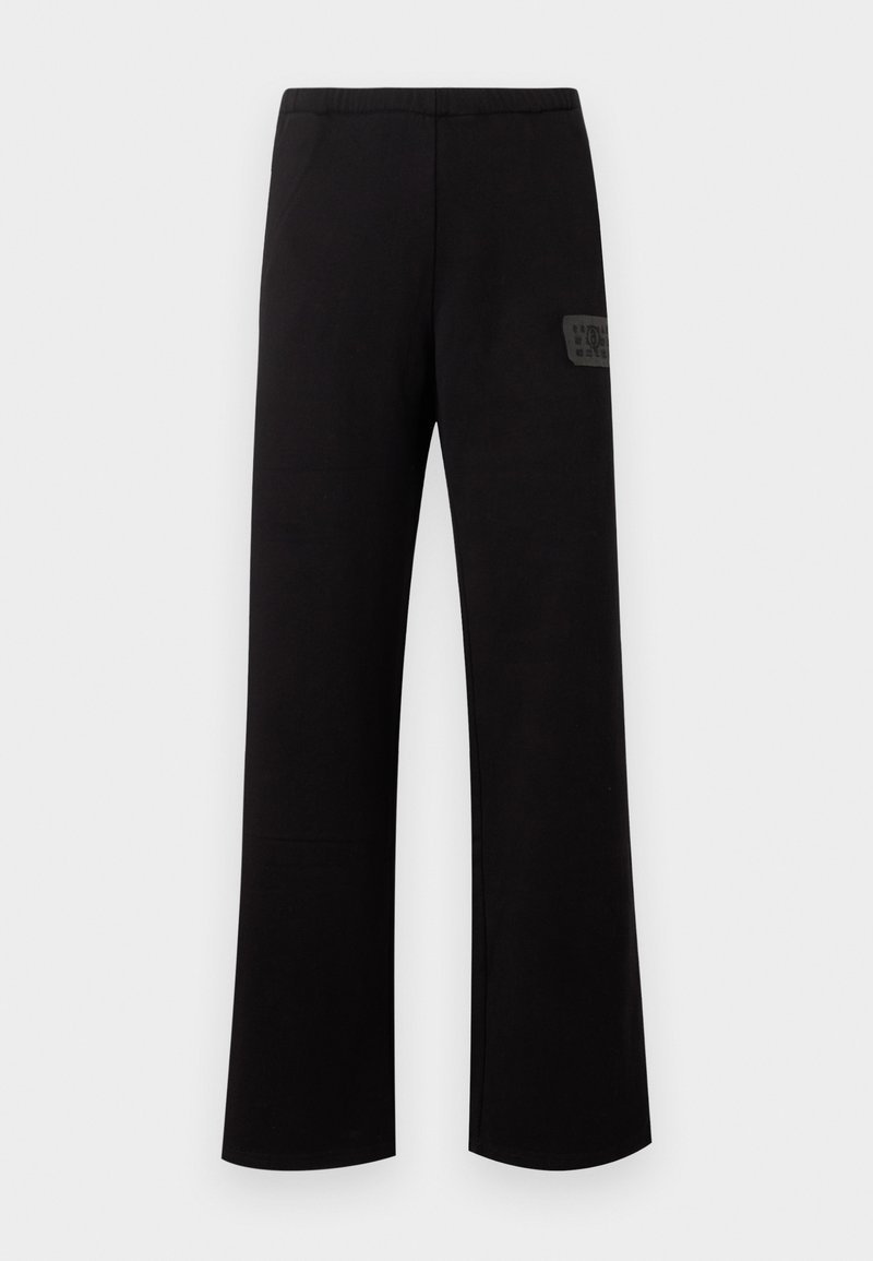 Pantalon noir à jambes droites avec ceinture élastique et petit patch logo rectangulaire sur la cuisse droite.