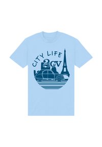 Světle modré tričko s tmavě modrým grafickým designem starožitného automobilu a Eiffelovy věže, s textem "CITY LIFE 2CV" uspořádaným do kruhu.