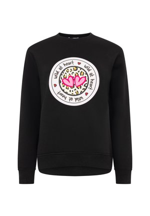Schwarzer Sweatshirt mit einem kreisförmigen Grafikdesign in Leopardenmuster und pinken Herzen, Text "wild at heart" sowie gerippten Bündchen und Saum.