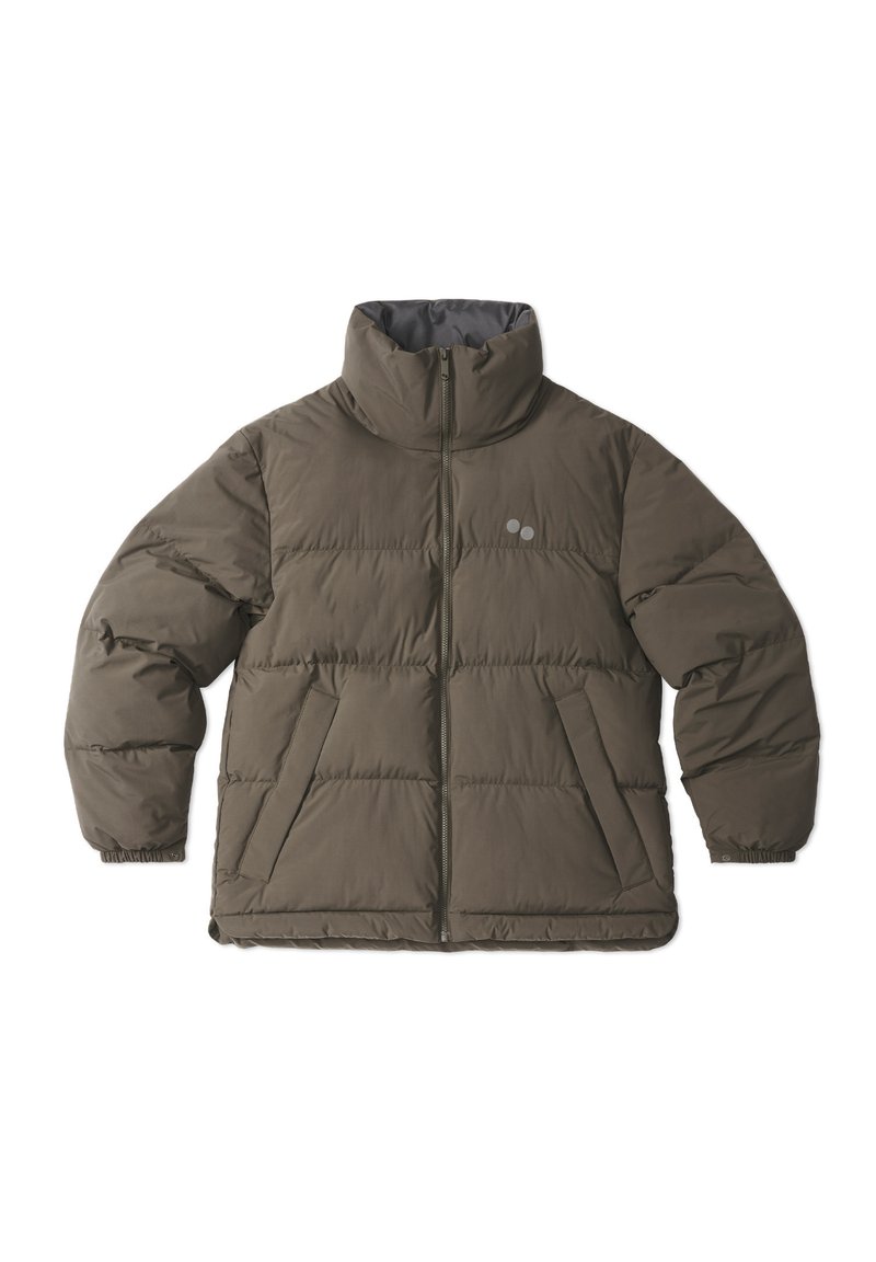 Chaqueta acolchada marrón con cuello alto, cierre de cremallera y dos bolsillos frontales. Presenta un patrón de acolchado y puños elásticos. Interior forrado.