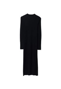 Abito lungo nero a maniche lunghe, con texture a coste, lunghezza fino al polpaccio, scollatura rotonda, fessure laterali per facilitare i movimenti, design minimalista.