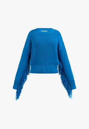 Modrý pletený svetr s širokým kulatým výstřihem, dlouhými rukávy a třásněmi na jedné straně. Textura je hrubá a žebrovaná.