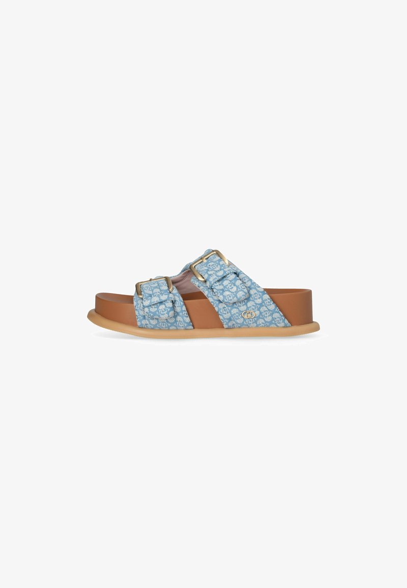 Sandales à glissière avec un motif bleu et une épaisse plateforme marron. Elles présentent des boucles métalliques et un dessus en tissu lisse. Semelle en caoutchouc douce.