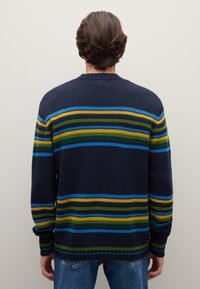 Marineblauer Strickpullover mit mehrfarbigen horizontalen Streifen in Grün, Blau und Gelb. Mit gerippten Bündchen und Saum sowie rundem Ausschnitt.