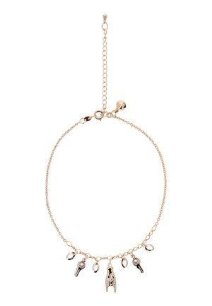 Hento kultainen ketjurannekoru, jossa on viisi pientä riipusta, mukaan lukien kaksi avainta, kaksi ovaalia silmukkaa ja keskellä kädenmuotoinen riipus.