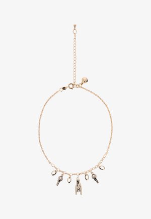 Brățară delicată din lanț de aur cu cinci talismane mici, inclusiv două chei, două bucle ovale și un talisman central în formă de mână.