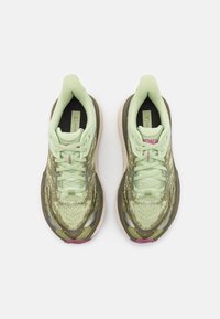 HOKA STINSON 7 - Běžecké boty do terénu - seed green/beet root