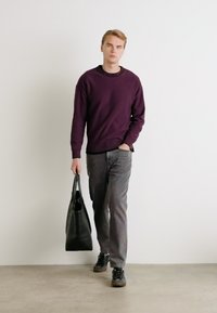 HUGO SMARLO - Strikkegenser - open purple