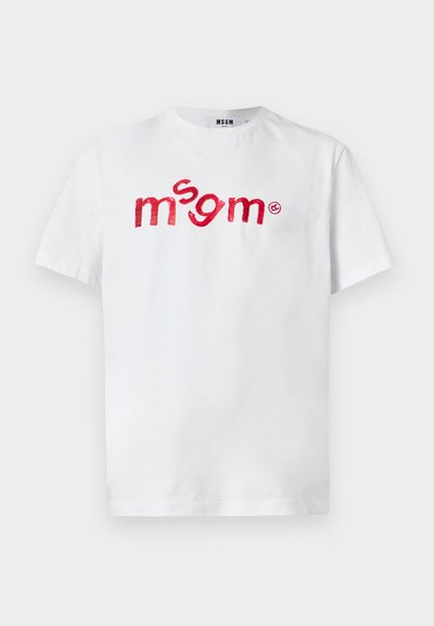 Λευκό κοντομάνικο T-shirt με κόκκινο κεντημένο λογότυπο "msgm" στο κέντρο του στήθους, στρογγυλή λαιμόκοψη και ετικέτα της μάρκας MSGM στην εσωτερική πλευρά του γιακά.