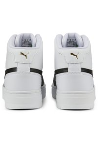 Valged kõrge säärega tennisetossud mustade aktsenttriibude, kuldse Puma logo kanna peal, nahkpealise ja pehmendusega kaelusega mugavuseks.