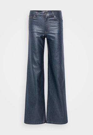 Bredde ben mørke denimjeans med en glatt tekstur, frontlommer og klassisk knappe- og glidelåsforlukking. Minimalistisk design uten synlige mønstre.
