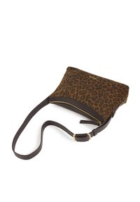 Sac en tissu imprimé léopard avec accents en cuir marron, fermeture éclair et bandoulière réglable. Design plat avec texture lisse et logo doré.