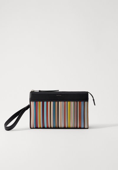 Gestreifte Clutch-Tasche mit einem mehrfarbigen vertikalen Muster auf synthetischem Material, ergänzt durch eine schwarze Lederoberfläche und einen Handgelenkriemen.