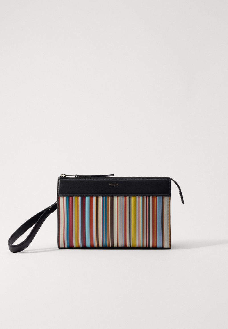 Geantă de mână rayată, cu un model vertical multicolor pe material sintetic, completată de un vârf din piele neagră și o curea de mână.