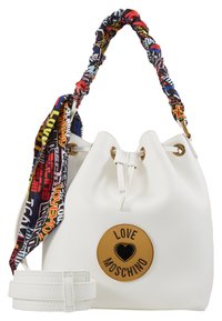Vit faux läder bucketväska med ett grafiskt tryckt rem och detaljer i guldton. Har en rund logotypdetalj på framsidan.