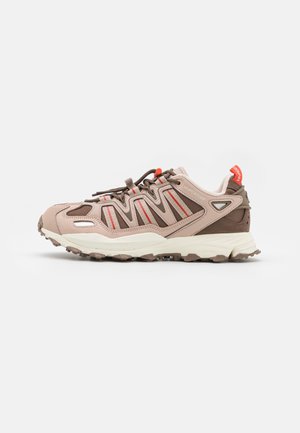 adidas Originals HYPERTURF UNISEX - Sneaker low - earth strata/taupe/off-white