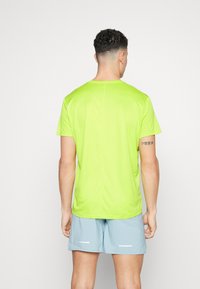 ASICS CORE TOP - T-shirt de sport - lime zest