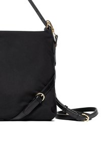 Bolso bandolera negro de nailon con textura suave, con cierre de herrajes en tono dorado y una correa delgada ajustable. Forma rectangular.