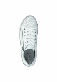 Weißer Sneaker mit einem perforierten Leder-Obermaterial, Schnürverschluss, seitlichem Reißverschluss und weicher Schaumsohle. Verfügt über eine glatte, strukturierte Außensohle.