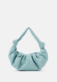 Miękka torebka na ramię w pastelowym niebieskim kolorze, z wiązanym uchwytem, o marszczonym wzorze i gładkiej fakturze, wykonana z materiału syntetycznego.