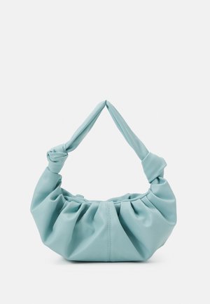 Blød, knyttet håndtaske i pastelblå med et samlet design og glat tekstur, lavet af syntetisk materiale.