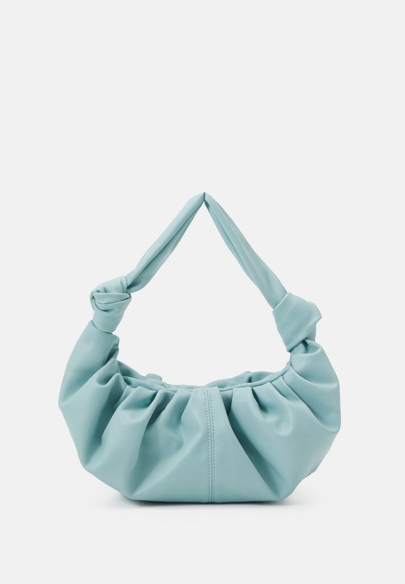 Miękka torebka na ramię w pastelowym niebieskim kolorze, z wiązanym uchwytem, o marszczonym wzorze i gładkiej fakturze, wykonana z materiału syntetycznego.