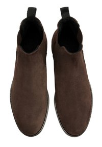 Brązowe zamszowe botki za kostkę z elastycznymi panelami bocznymi i uchwytem ułatwiającym zakładanie. Gładka tekstura z zaokrąglonym czubkiem i kontrastującą krawędzią podeszwy.