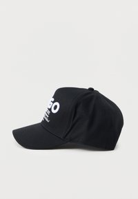 Cappellino da baseball nero con visiera curva, caratterizzato da grande testo ricamato bianco "Go" e testo bianco più piccolo sottostante sul pannello frontale.