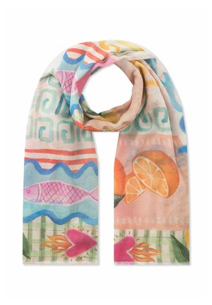 Sjaal met kleurrijke abstracte patronen, waaronder roze vissen, oranje schijfjes citrus, rode brandende harten en blauwe golfmotieven op een lichte achtergrond.