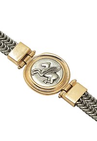 Bransoletka ze złota i srebra o splatanym wzorze, z okrągłym zapięciem zdobionym szczegółowym emblematem latającego konia oraz błyszczącymi elementami wykończenia.