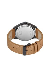 Brauner Lederarmband mit einem Gehäuse aus rostfreiem Stahl, schwarzem Zubehör und strukturiertem Finish. Verfügt über eine angegebene Wasserbeständigkeit von 5 ATM.