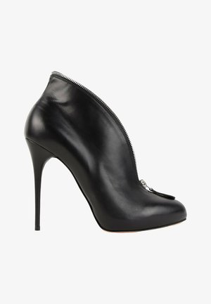 Alexander McQueen, Bottines - black