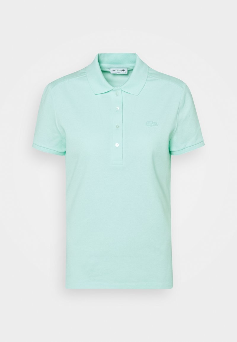 Polo mint en coton, avec un col classique, une patte de boutonnage à trois boutons, et le logo Lacoste brodé sur la poitrine.