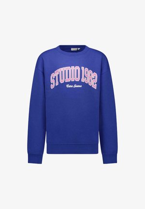 Blauwe sweatshirt met een ronde hals, ribbels aan de mouwen en onderkant. Bevat grote witte en roze tekst: "STUDIO 1982 Cars Jeans" op de voorkant.