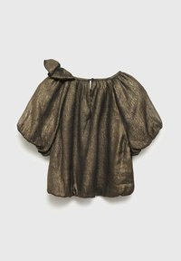 Metallisk guld bluse med kortærmer, puffede ærmer, en indsnøret halsudskæring og en sløjfedetalje på den ene skulder. Lynlåslukning bagpå.