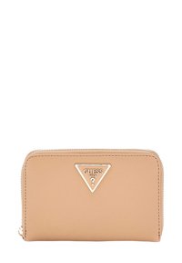 Portafoglio beige a cerniera con texture in materiale sintetico, presenta un logo triangolare dorato sulla parte anteriore e una cerniera liscia.