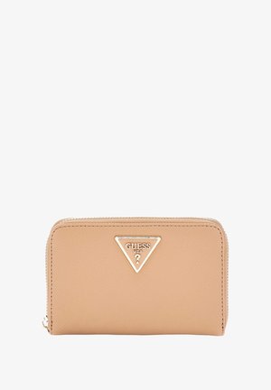 Portafoglio beige a cerniera con texture in materiale sintetico, presenta un logo triangolare dorato sulla parte anteriore e una cerniera liscia.