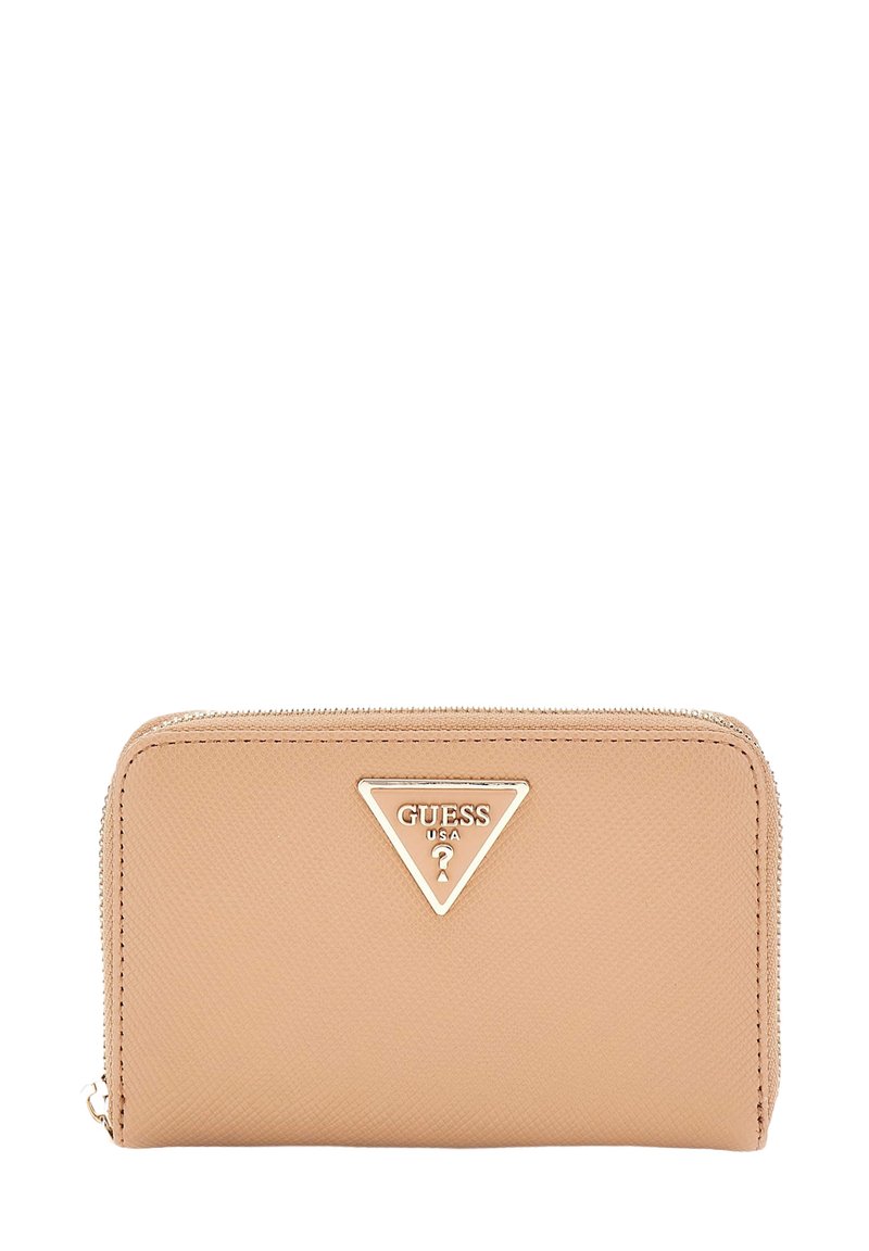 Portafoglio beige a cerniera con texture in materiale sintetico, presenta un logo triangolare dorato sulla parte anteriore e una cerniera liscia.