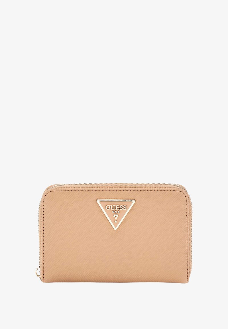 Portafoglio beige a cerniera con texture in materiale sintetico, presenta un logo triangolare dorato sulla parte anteriore e una cerniera liscia.