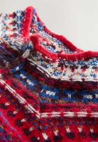 Strickpullover mit hohem Kragen, der ein farbenfrohes Muster in Rot, Blau, Braun und weißen Garnen zeigt. Weicher, strukturiertes Wollstoff.