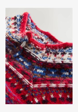 Strickpullover mit hohem Kragen, der ein farbenfrohes Muster in Rot, Blau, Braun und weißen Garnen zeigt. Weicher, strukturiertes Wollstoff.