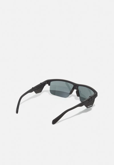 Ochelari de soare sport negri cu lentile fumurii gri, formă rectangulară, ramă din plastic rezistent, și design în jurul feței pentru o acoperire îmbunătățită.